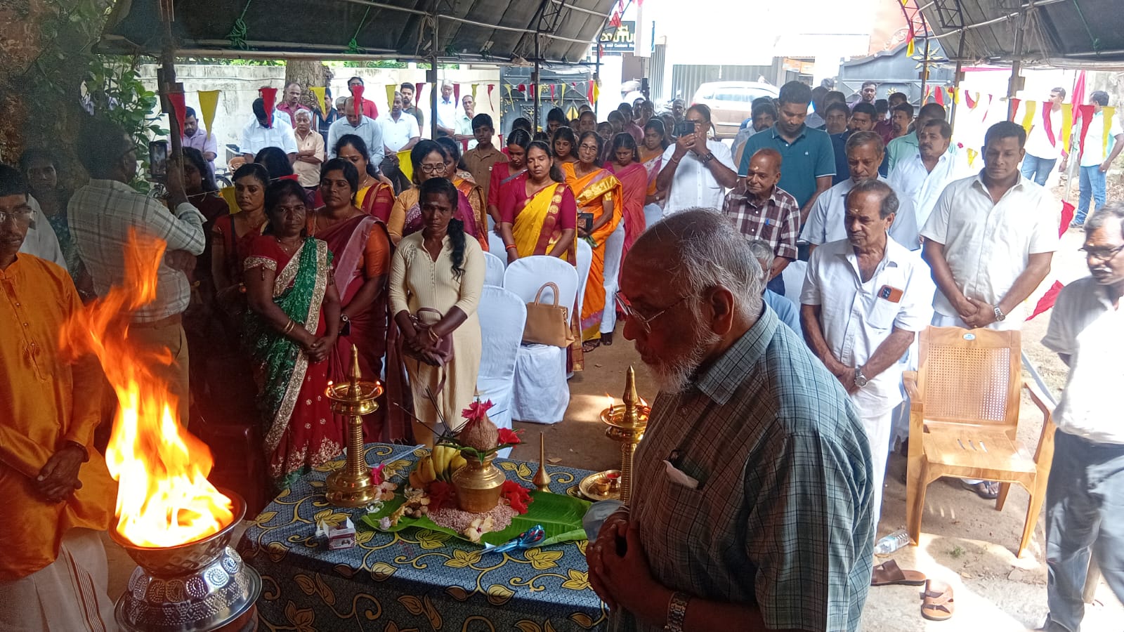 இன ரீதியாக அரசு செயற்படுகின்றது  நீதியரசர் விக்னேஸ்வரன் கடும் காட்டம் இந்தியா குறித்தும் விசனம் தெரிவிப்பு.