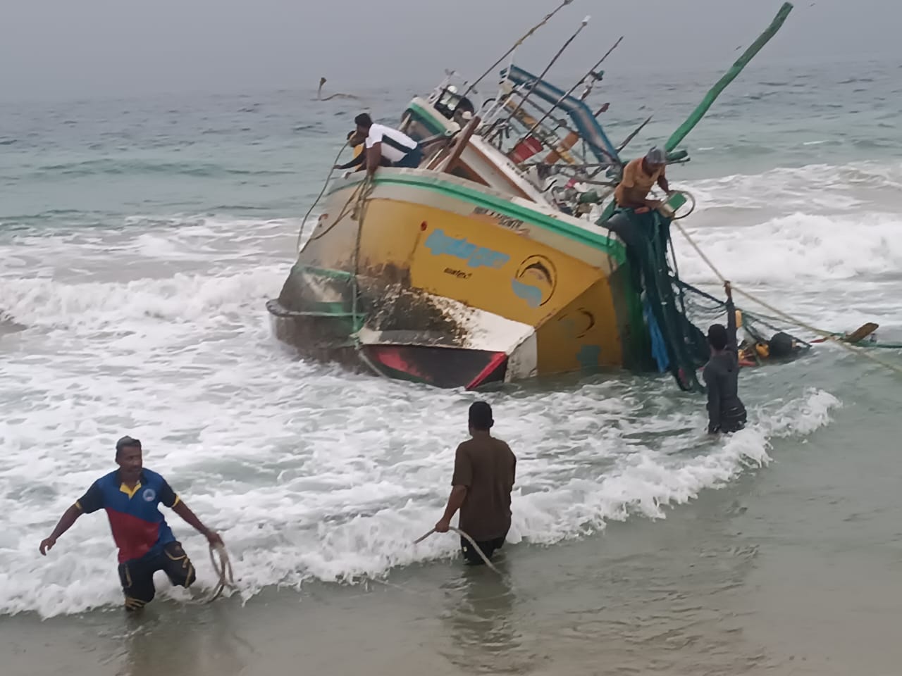 கடல் சீற்றத்தில் சிக்கி இரு படகுகள் விபத்து!  – அதில் பயணித்த ஐவரில் ஒருவர் வைத்தியசாலையில்…