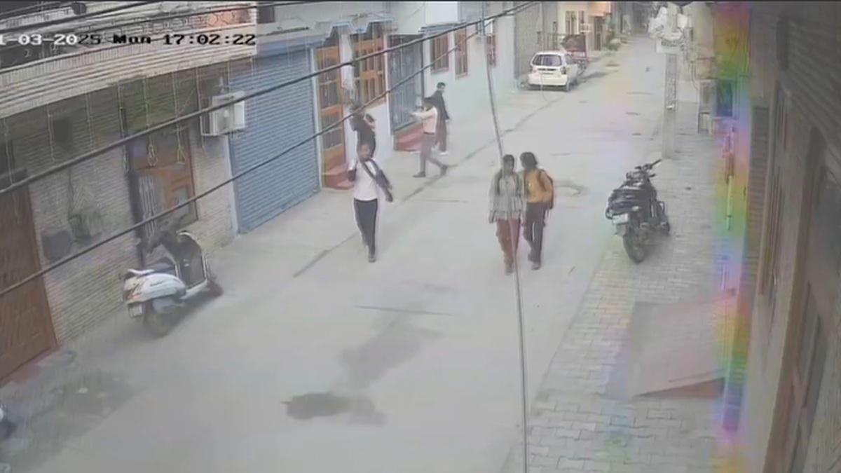 பரீதாபாத் அருகே பயங்கரம்: பயிற்சி வகுப்பு முடிந்து திரும்பிய மாணவி மீது இளைஞர் துப்பாக்கிச் சூடு