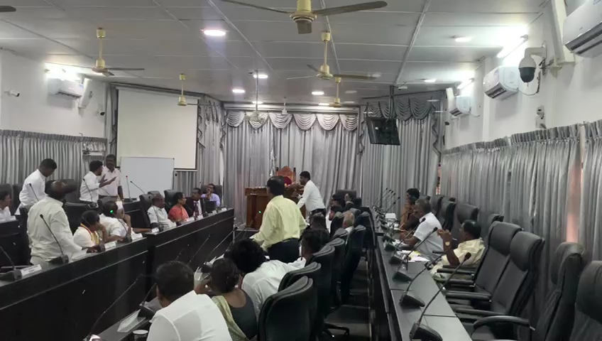 தமிழ்க் கட்சிகள் ஒன்றிணைந்து மாவீரர் நாள் நினைவேந்தலை அனுஷ்டிப்பதற்கு நடவடிக்கை  யாழ். மாநகர மேயர் அறிவிப்பு ‘சைக்கிள்’ அணி கடும் எதிர்ப்பு.