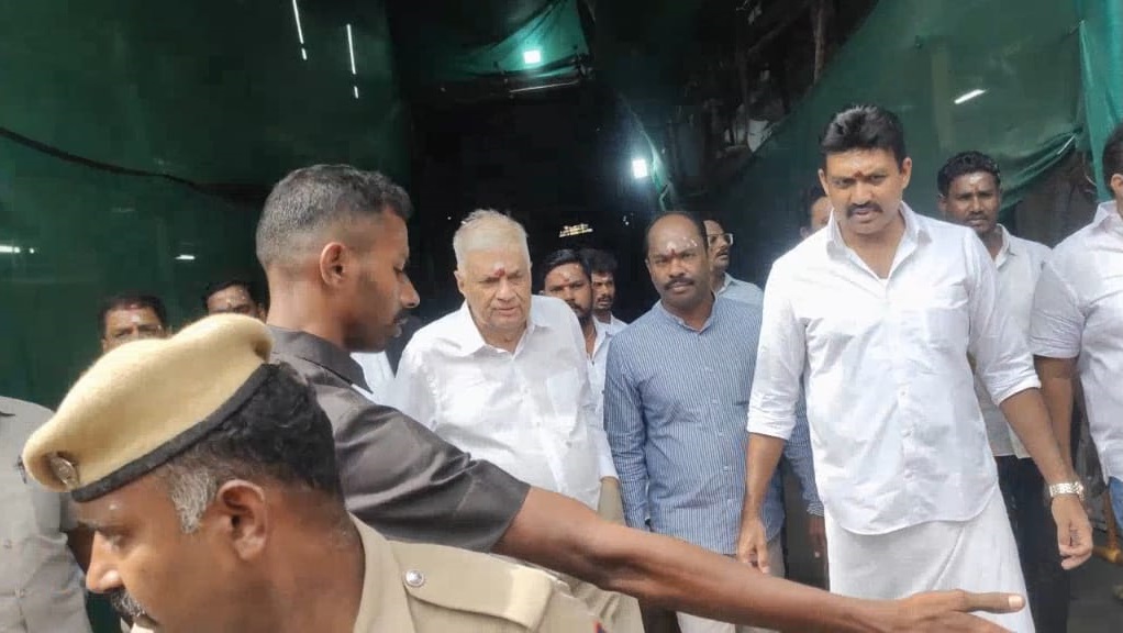 மதுரை மீனாட்சி அம்மனைத் தரிசித்த ரணில் தம்பதி.