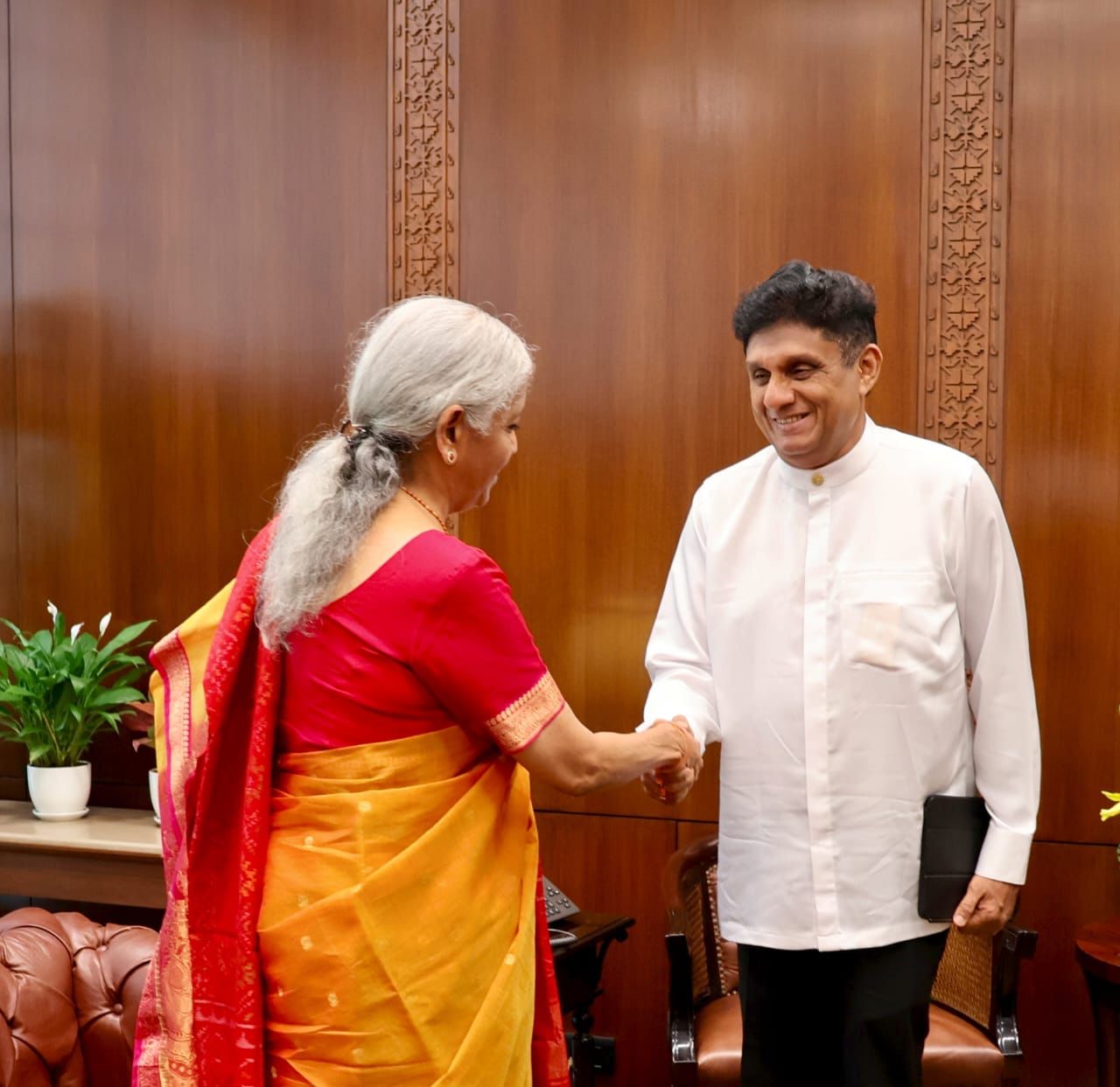 “இலங்கை ஆசீர்வதிக்கப்பட்ட நாடு”  – சஜித்திடம் இந்திய நிதி அமைச்சர் நிர்மலா தெரிவிப்பு.