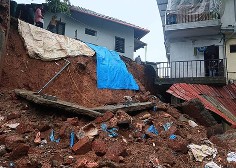 பிகாரில் வீட்டின் மேற்கூரை இடிந்து விழுந்ததில் மூன்று குழந்தைகள் உட்பட ஒரே குடும்பத்தைச் சேர்ந்த 5 பேர் பலி!