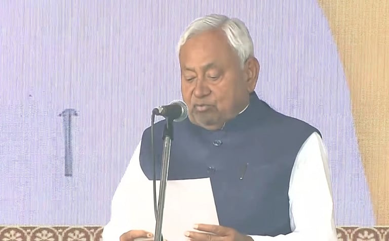 பிகார் முதல்வராக பதவியேற்றார் நிதீஷ் குமார்!