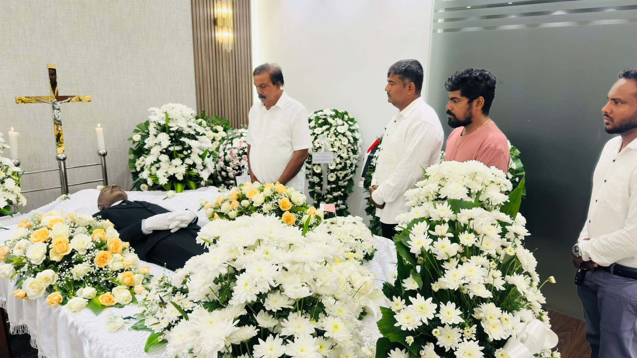 சாணக்கியன் எம்.பியின் தந்தையாரின் பூதவுடலுக்கு அரசியல்வாதிகள் உள்ளிட்ட பலரும் நேரில் அஞ்சலி!