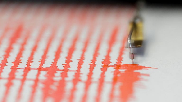 வங்கதேசத்தில் 5.5 ரிக்டர் நிலநடுக்கம்: கொல்கத்தா உள்ளிட்ட வடகிழக்கு மாநிலங்களில் வலுவாக உணரப்பட்டது!