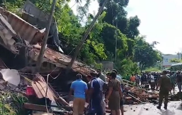 கண்டியில் மண்சரிவு துயரம். ஒருவர் உயிரிழப்பு, நால்வர் காயங்களுடன் மீட்பு.