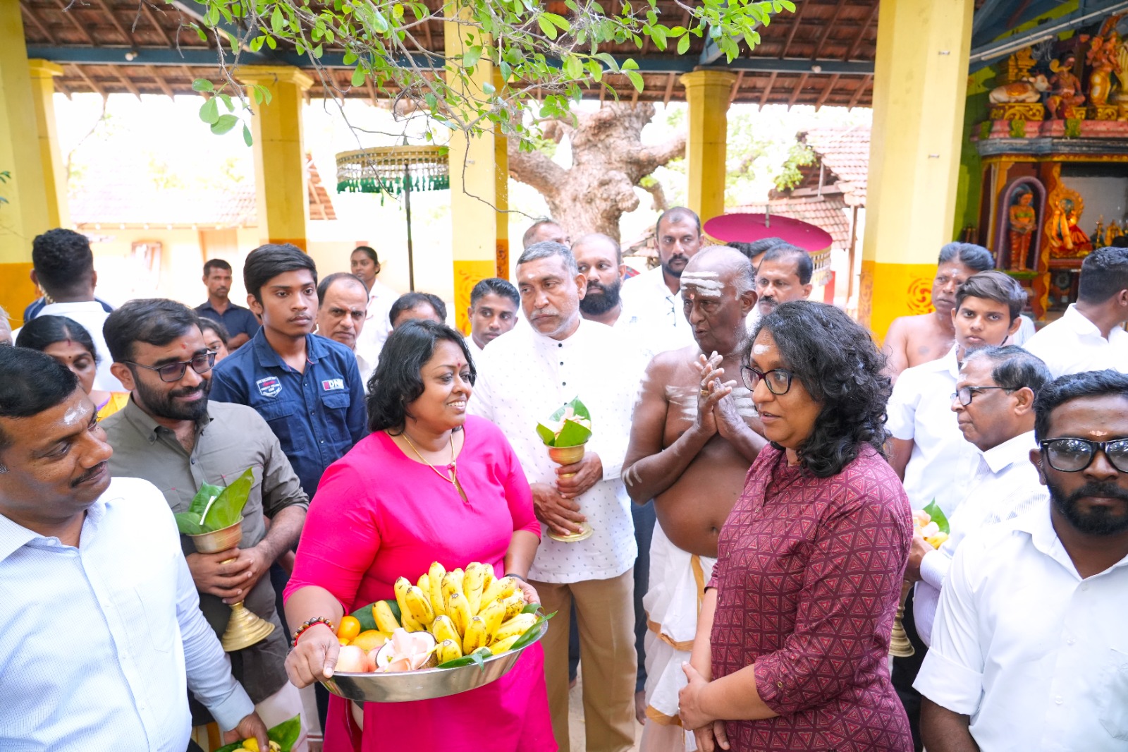 புளியம்பொக்கணை நாகதம்பிரான் ஆலயத்தில் பிரதமர் விசேட வழிபாடு.