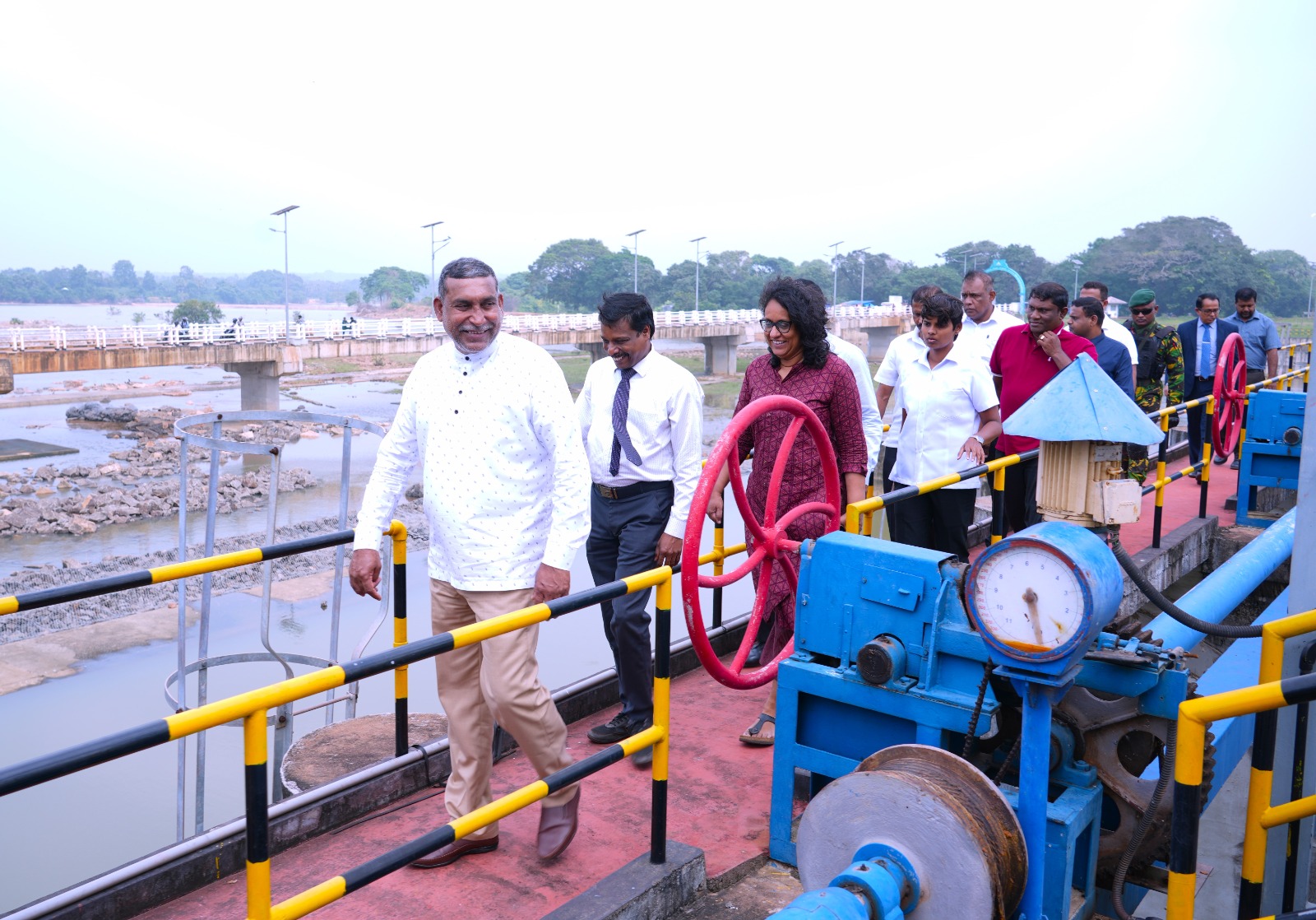 வடக்கு விவசாயத்தின் உயிர்நாடியாகத் திகழும் இரணைமடுக் குளத்தைப் பார்வையிட்ட பிரதமர்.