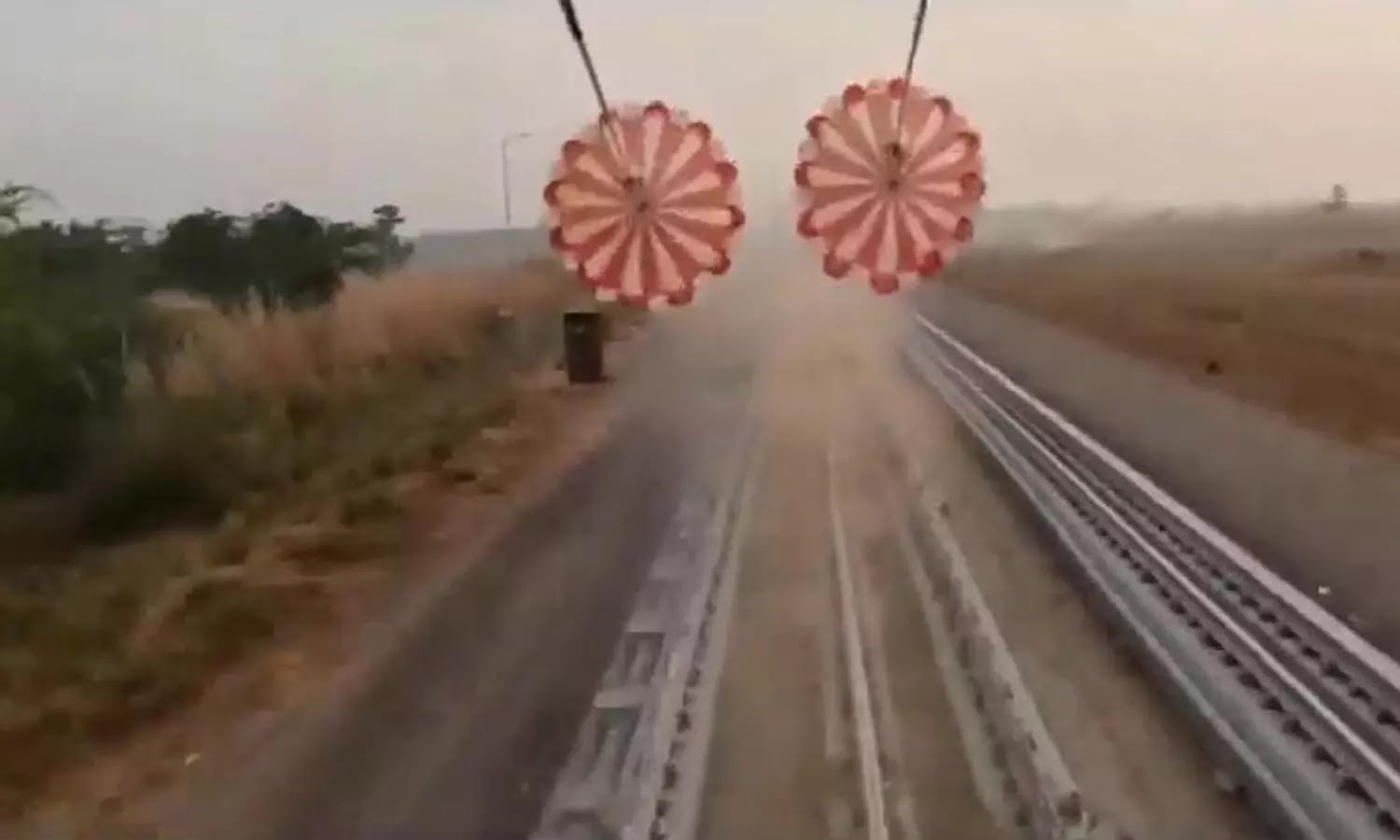 ‘ககன்யான்’ திட்டத்தின் பாராசூட் சோதனை வெற்றி – இஸ்ரோ அறிவிப்பு