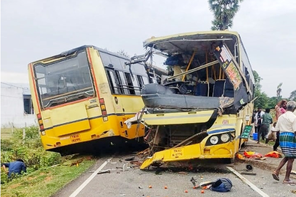 சிவகங்கையில் அரசுப் பேருந்துகள் நேருக்கு நேர் மோதல்: 9 பெண்கள் உட்பட 11 பேர் சம்பவ இடத்திலேயே உயிரிழப்பு!