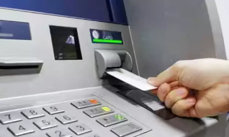 கர்நாடகாவில் அதிர்ச்சி! பணம் வராததால் ஏ.டி.எம்.மை அடித்து உடைத்த தொழிலாளி: கண்காணிப்பு கேமரா மூலம் சிக்கினார்!