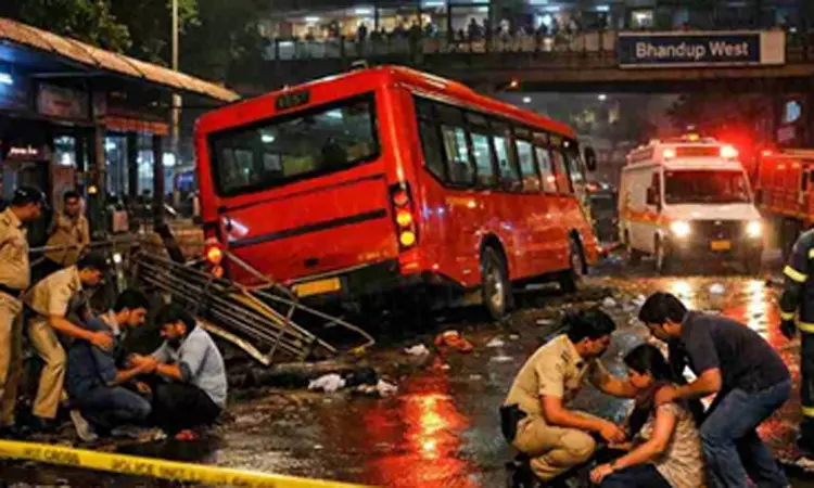 மும்பையில் பயங்கரம்: கட்டுப்பாட்டை இழந்து பின்னோக்கிச் சென்ற பேருந்து – 4 பேர் பலி!