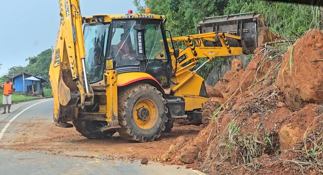 மலையகத்தில் வீதிக்கு எமனாகும் மண்சரிவுகள்.