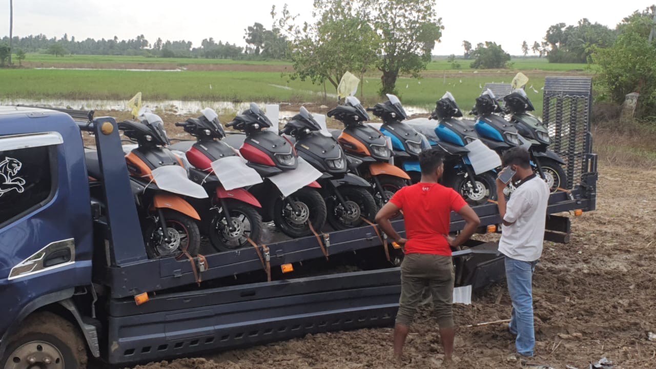 மோட்டார் சைக்கிள்களை ஏற்றிச் சென்ற கனரக வாகனம் சிறுப்பிட்டியில் விபத்து!