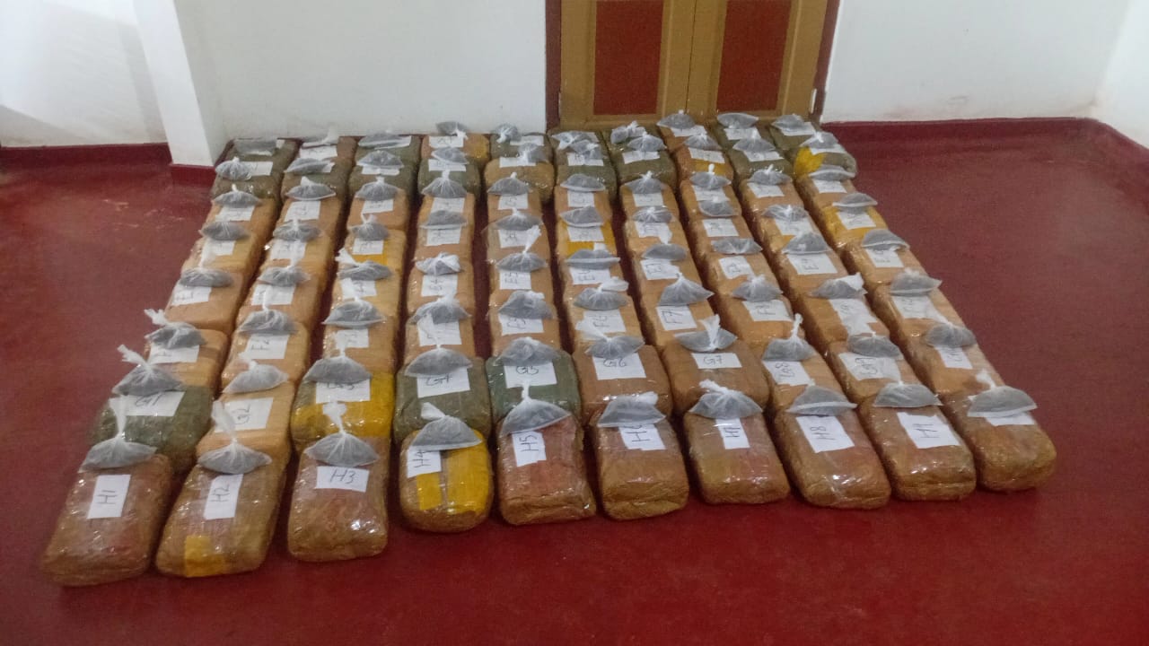 இருநூறு கிலோ கேரள கஞ்சாவுடன் பெண் ஒருவர் உட்பட மூவர் கைது!  – பருத்தித்துறையில் பொலிஸார் அதிரடி நடவடிக்கை.