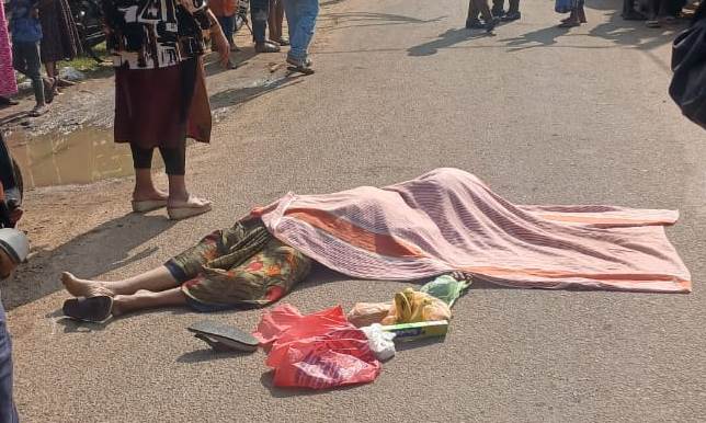 ஆலய வழிபாட்டுக்காக அர்ச்சனைப் பொருட்களுடன் மோ. சைக்கிளில் மகளுடன் வந்த தாய் விபத்தில் சாவு!  – யாழ்ப்பாணத்தில் இன்று துயரம்.