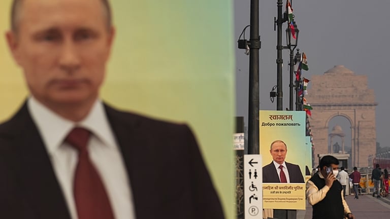 ரஷிய அதிபா் புடினுக்கு பிரதமா் மோடி நேரில் வரவேற்பு: இன்று முக்கிய ஒப்பந்தங்கள் கையொப்பம்