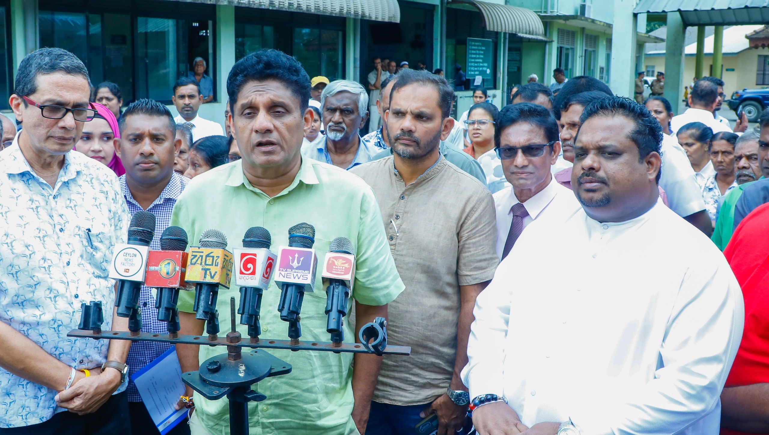 இனியாவது கேலி செய்வதை நிறுத்திவிட்டு செயலில் வேலையைக் காட்டுங்கள்  நாட்டுக்கு நல்லது நடந்தால் நாமும் ஆதரவைத் தருவோம்.