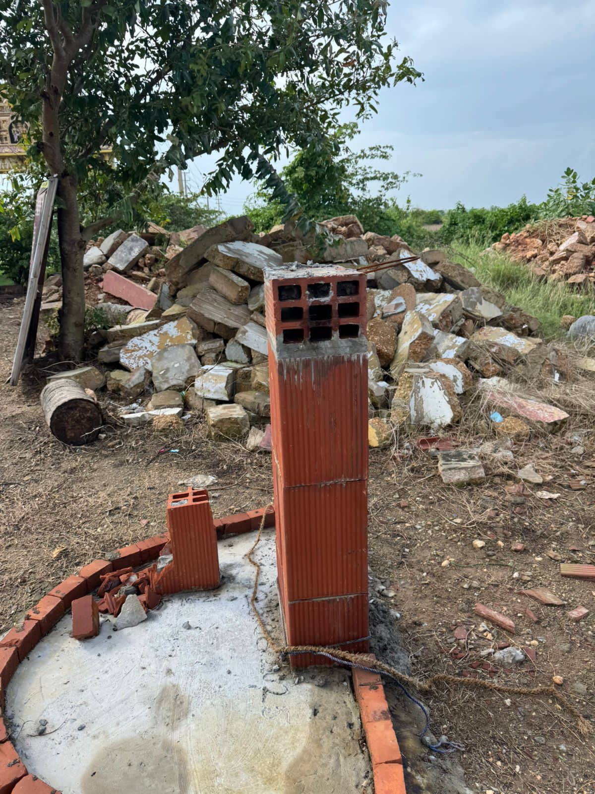 விஷமிகளால் மீண்டும் உடைக்கப்பட்ட ‘அணையா விளக்கு’ நினைவுத் தூபி!