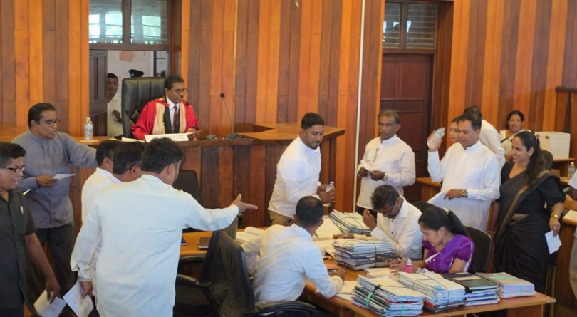 காலி மாநகர சபைக்குள் எதிரணி அடாவடி:  பெண் உறுப்பினர் உட்பட ஐவர் கைதாகிப் பிணையில் விடுவிப்பு.