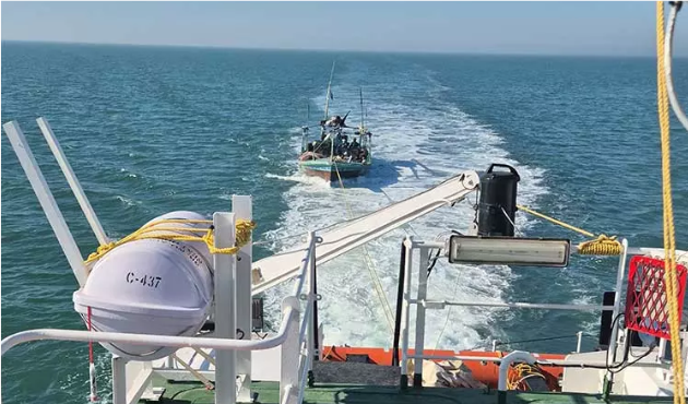 இந்தியாவின் கடல் எல்லைக்குள் அத்துமீறல்: 11 பாகிஸ்தான் மீனவர்களுடன் படகு பறிமுதல்! – கடலோர காவல்படை அதிரடி!