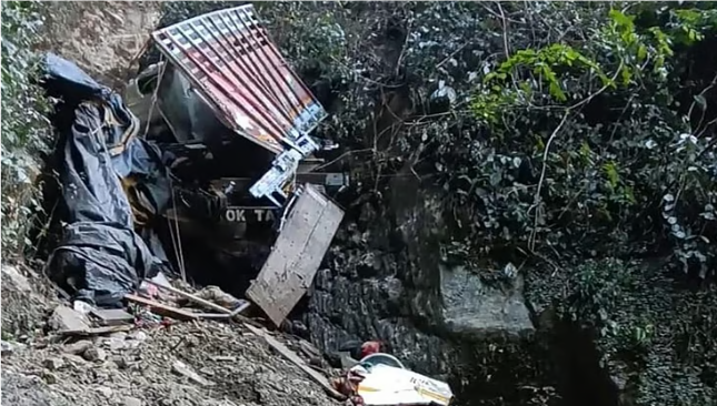 அருணாச்சலப் பிரதேசத்தில் கோர விபத்து: தொழிலாளர்கள் சென்ற லாரி பள்ளத்தில் கவிழ்ந்து 21 பேர் பலி