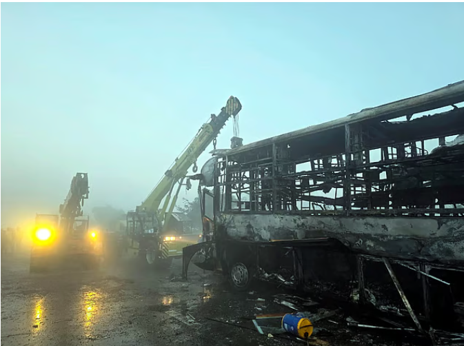 உத்தரப் பிரதேச விரைவுச் சாலையில் கோர விபத்து: அடர்ந்த மூடுபனியால் வாகனங்கள் மோதி தீ விபத்து; 13 பேர் பலி