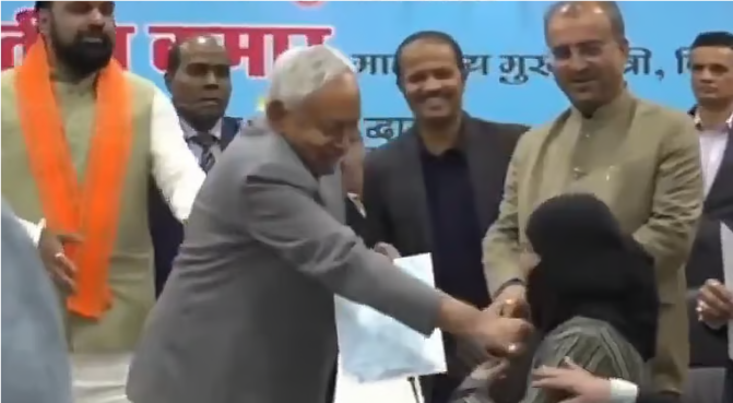 பெண் மருத்துவரின் ஹிஜாப்பை வலுக்கட்டாயமாக விலக்கிய நிதீஷ் குமார்!