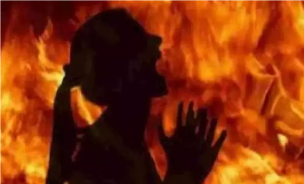 பெற்ற பிள்ளைகள் கண்முன்னே மனைவியை எரித்துக் கொன்ற தந்தை: தடுக்க வந்த மகளையும் தீயில் தள்ளிய பயங்கரம்!