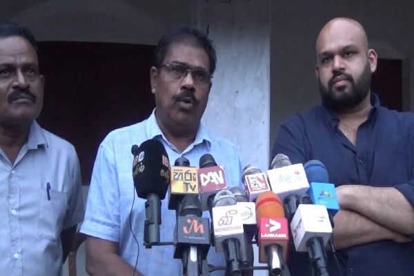 மட்டு. கூட்டத்தில் அரியநேத்திரன் விவகாரம்: சாணக்கியனின் காதுக்குள் கிசுகிசுத்த சிறிநேசன்!