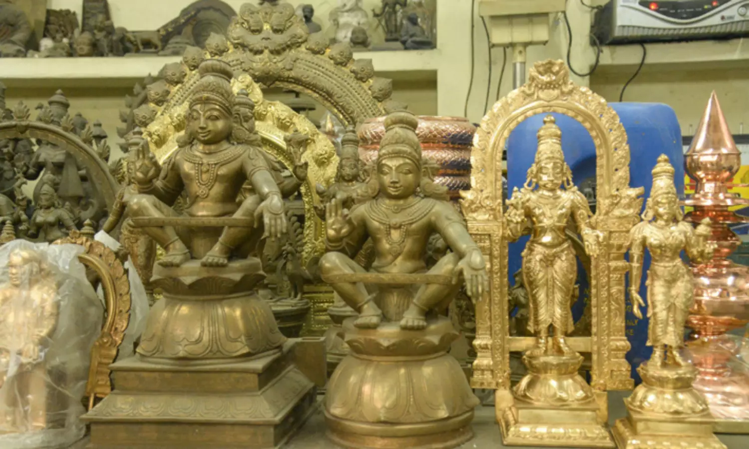 எழுவைதீவு வீரபத்திரர் ஆலயத்தில்  20 இலட்சம் பெறுமதியான ஐம்பொன் சிலைகள் களவு.