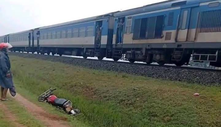 யாழில் ரயில் விபத்தில் இளைஞர் ஒருவர் காயம்.