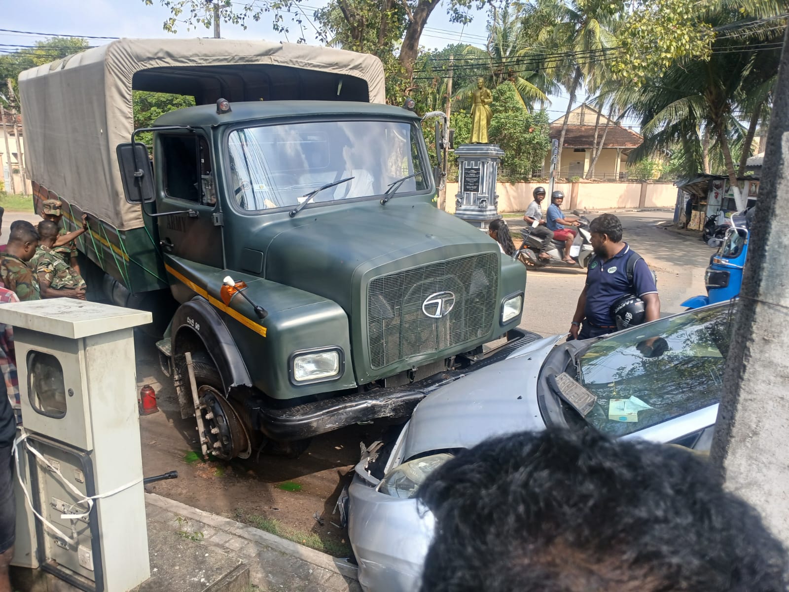 யாழில் இன்று இராணுவ வாகனமும் காரும் நேருக்கு நேர் மோதி விபத்து!