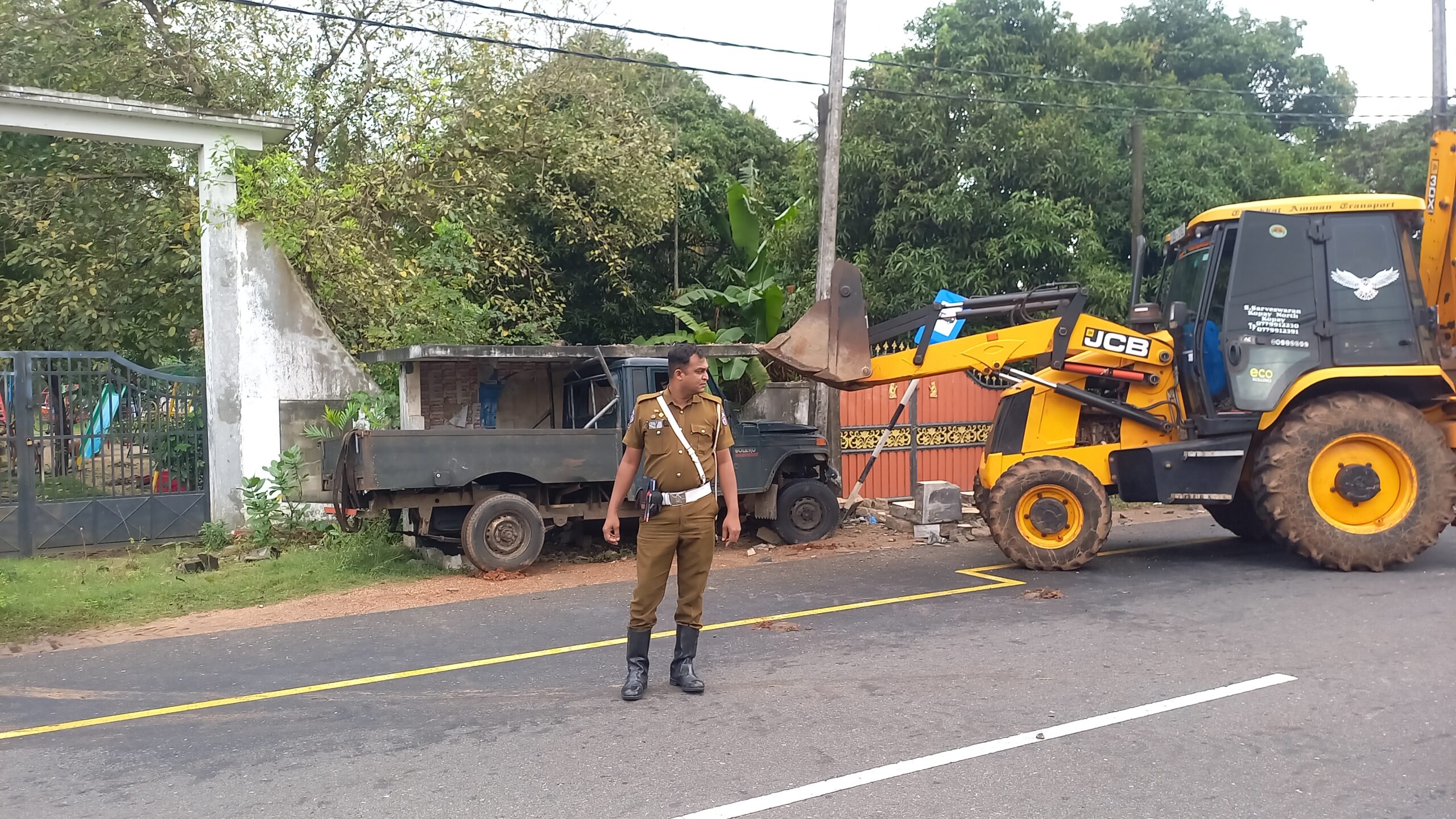 நீர்வேலியில் வாகனம் விபத்து!  – அதில் பயணித்தவர்கள் தொடர்பில் தகவல் இல்லை