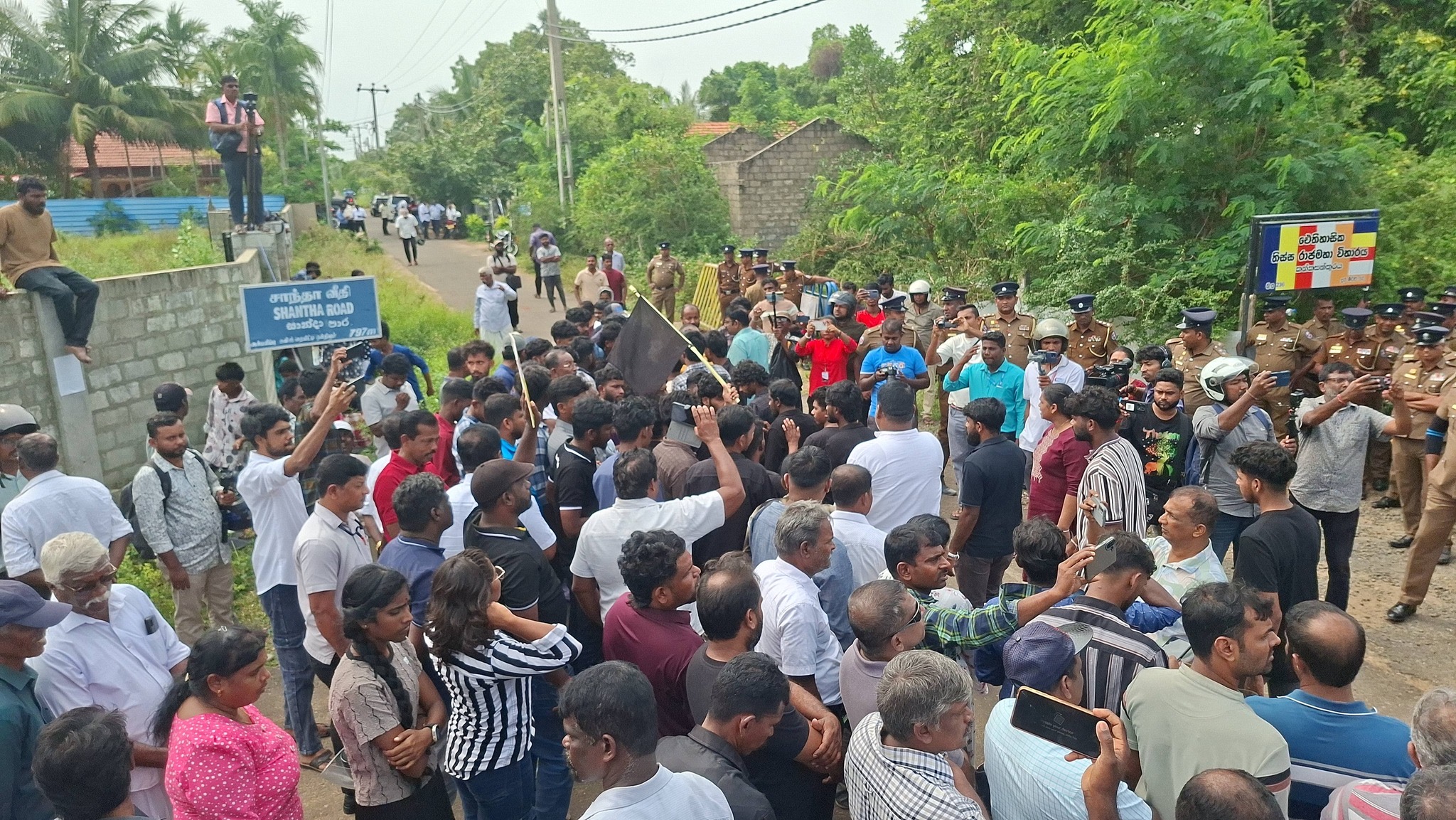 சட்டவிரோத திஸ்ஸ விகாரைக்கு எதிராக  தையிட்டியில் வெடித்தது மாபெரும் போராட்டம்!