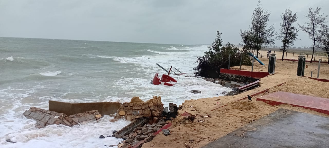 யாழ்ப்பாணத்தில் சீற்றம் கொண்ட கடல்.