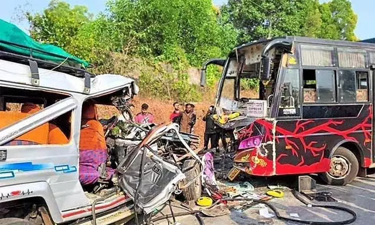 கர்நாடகாவில் கோர விபத்து: சுற்றுலா சென்ற குடும்பத்தின் கார் மீது பஸ் மோதி 4 பேர் பலி; 9 பேர் காயம்!