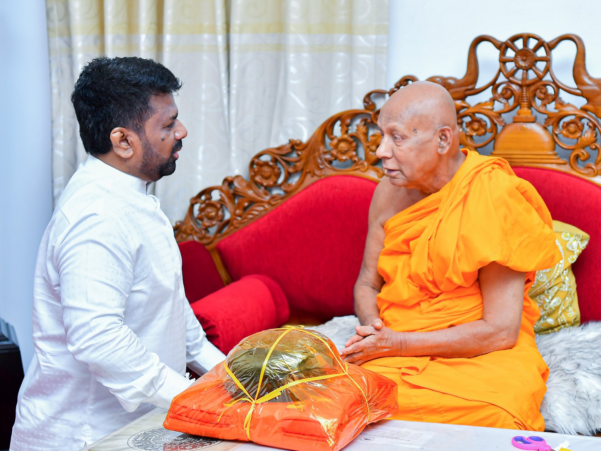 புத்தாண்டை முன்னிட்டு தலதா மாளிகையில் ஜனாதிபதி வழிபாடு  – மகாநாயக்க தேரர்களையும் சந்தித்து ஆசி பெற்றார்.