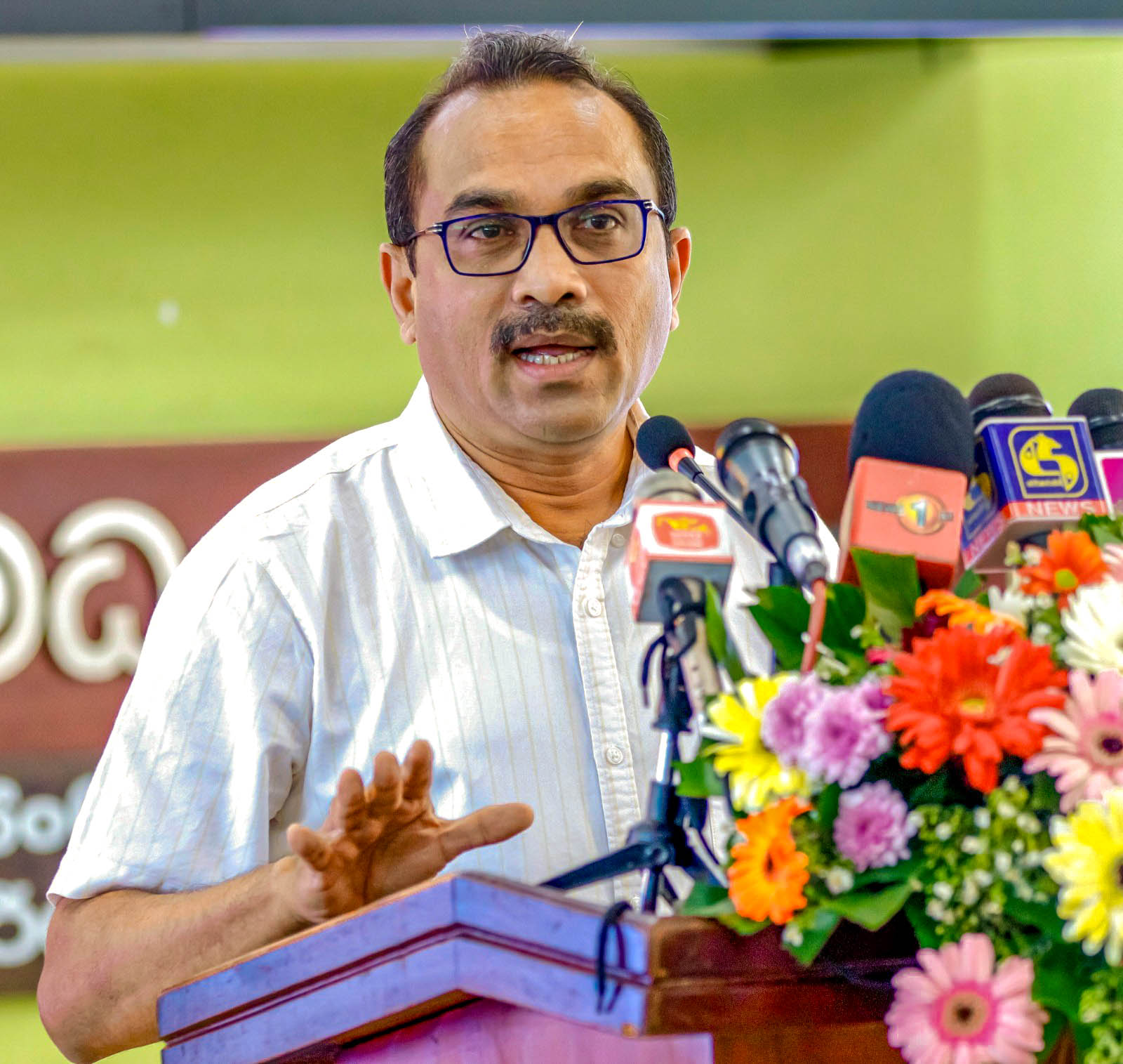 ஹரிணியை நீக்கவே முடியாது!  – பிரதமர், கல்வி அமைச்சுப் பதவிகளில் அவர் தொடர்வார் என்றும் அமைச்சர் பிமல் பதிலடி.