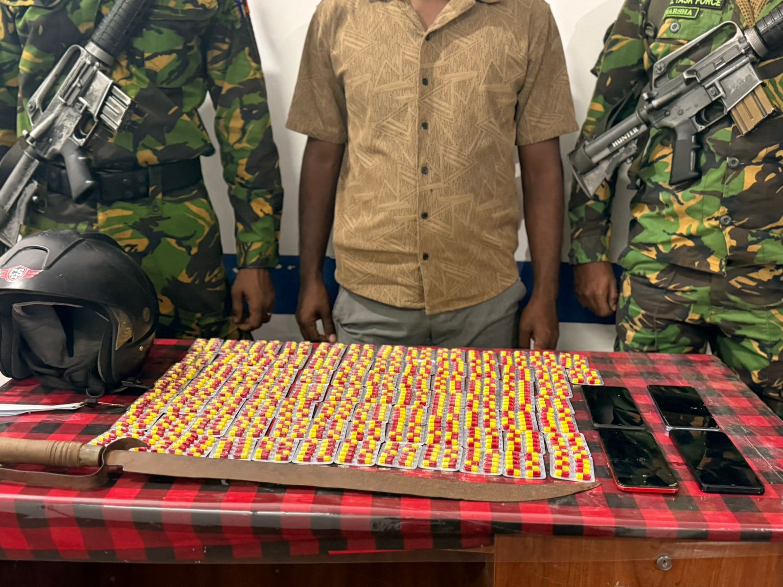 யாழில் வாள், போதை மாத்திரைகளுடன் 4 இளைஞர்கள் கைது!