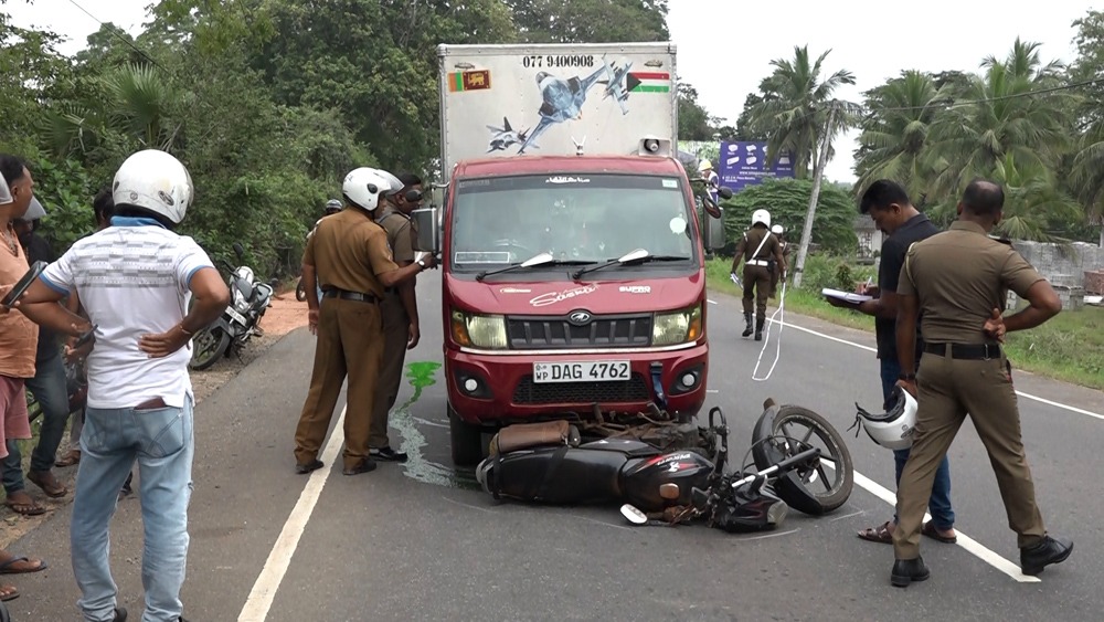 வவுனியாவில் பொலிஸாரை மோதி விட்டு தப்பியோடிய வான்; சாரதி மடக்கிப் பிடிப்பு  – இரு போக்குவரத்துப் பொலிஸார் காயம்.