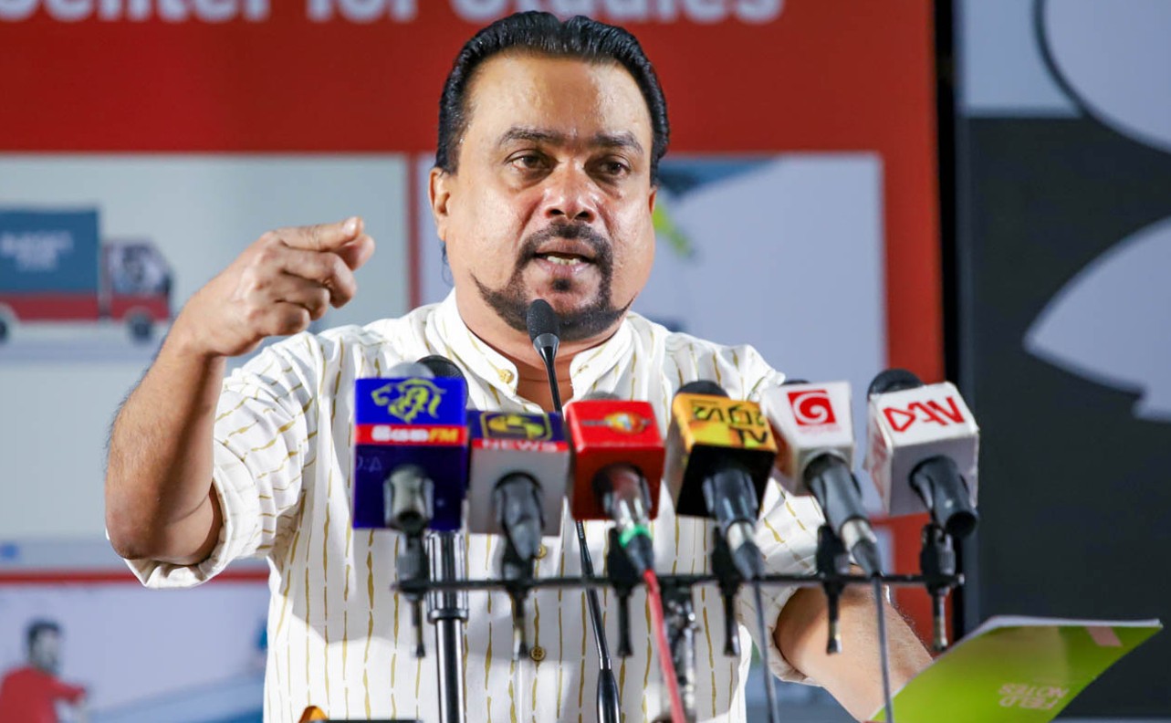 கல்வி அமைச்சர் பதவி துறந்து செல்லும்வரை அமைச்சை முற்றுகையிட்டிருக்க வேண்டும்!  – இப்படிச் சொல்கின்றார் விமல் வீரவன்ச.