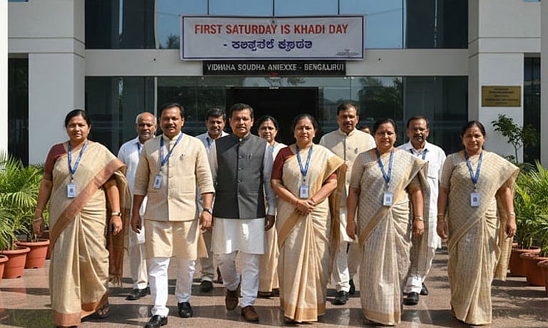 கர்நாடக அரசு அதிரடி: இனி மாதந்தோறும் முதல் சனிக்கிழமை கதர் ஆடை கட்டாயம்!