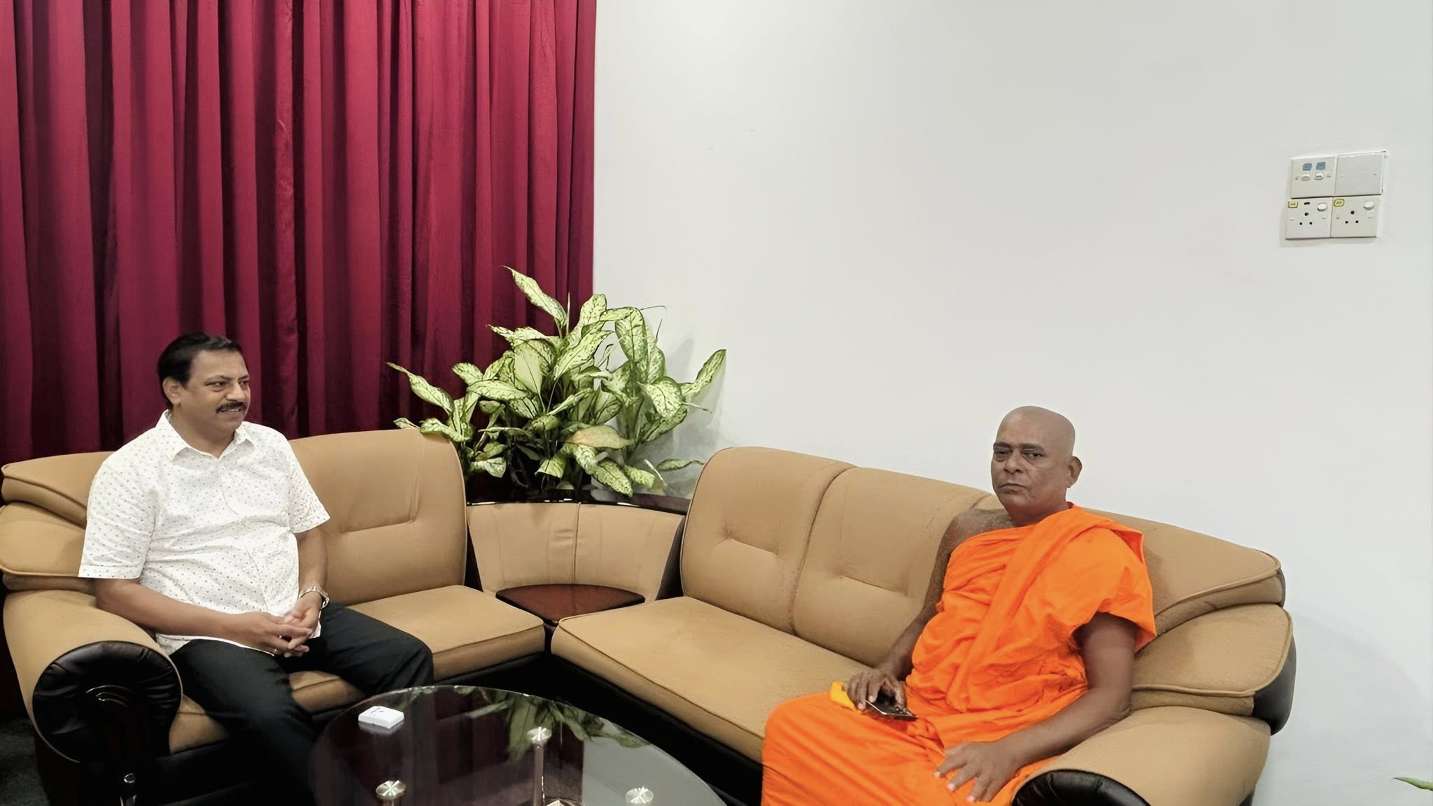 தையிட்டி திஸ்ஸ விகாரை விடயம்: களத்தில் நயினாதீவு விகாராதிபதி  – இன்று யாழ். மாவட்ட செயலரைச் சந்தித்தார்.