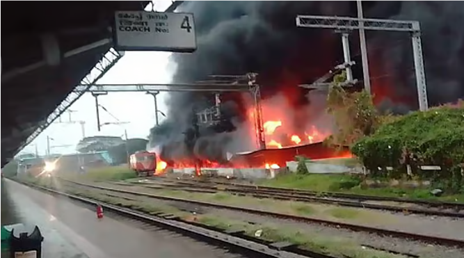 திருச்சூர் ரயில் நிலைய வாகன நிறுத்தத்தில் பயங்கர தீ விபத்து: 500-க்கும் மேற்பட்ட இருசக்கர வாகனங்கள் எரிந்து சாம்பல்