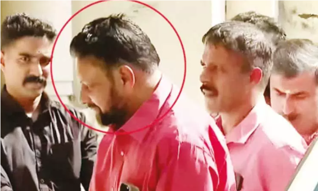 சபரிமலை தங்கம் திருட்டு வழக்கு: அதிரடி திருப்பமாக மூத்த தந்திரி கண்டரரு ராஜீவரு கைது!