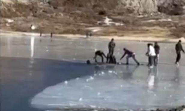 அருணாச்சலப் பிரதேசம்: உறைந்த ஏரியில் விழுந்த நண்பனை மீட்கக் குதித்த கேரள இளைஞர்கள் 2 பேர் உயிரிழப்பு!