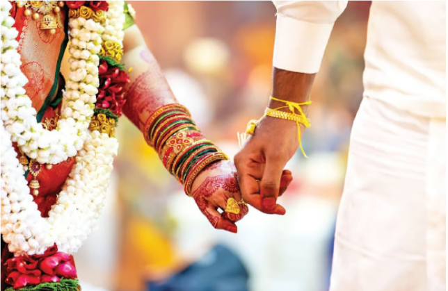 ஜான்சியில் பயங்கரம்: பாழடைந்த வீட்டில் திருமண கோலத்தில் இளம்பெண் – வாலிபருடன் சடலமாக மீட்பு!