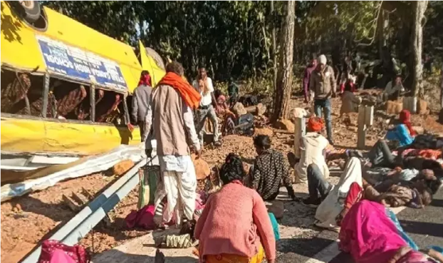 ஜார்க்கண்ட்: சாலையில் பஸ் கவிழ்ந்து விபத்து – 6 பேர் பலி